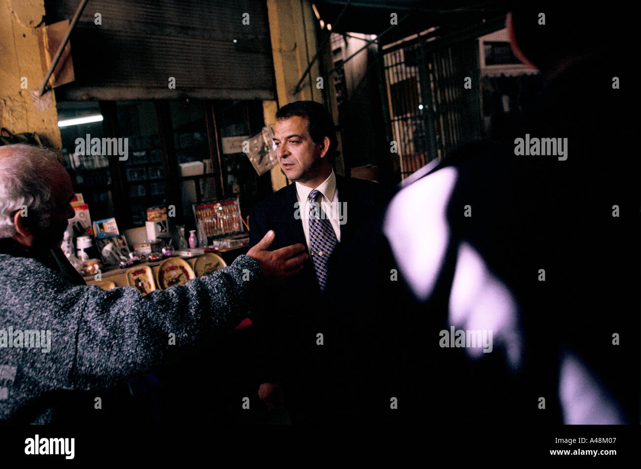 Maire de Nicosie nord M. Bora Semi parlant avec shop keepers dans Nicosie Turque Banque D'Images