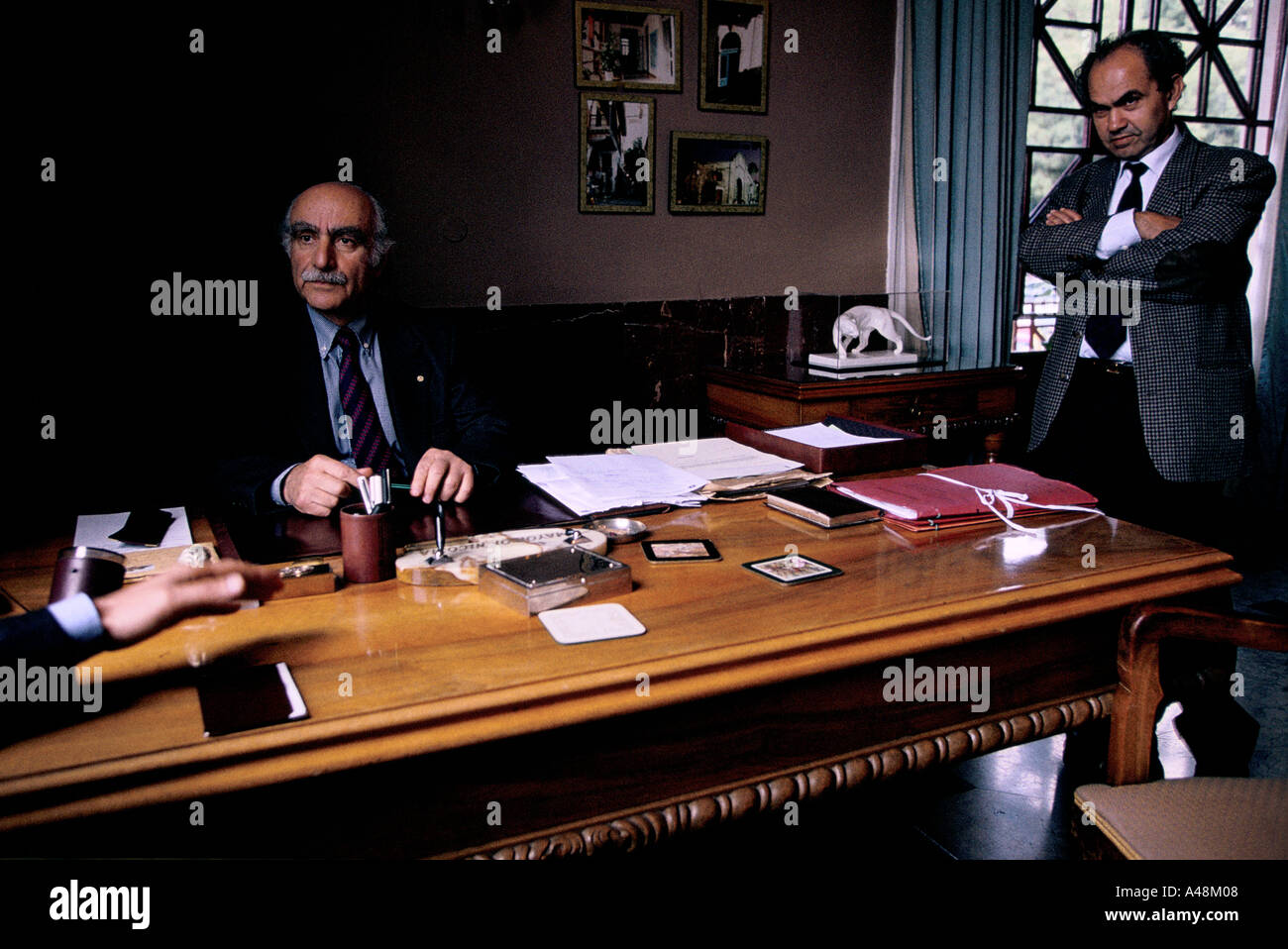 Maire de Nicosie grec Lellos Demetriades dans son bureau avec son assistant parlant à un homme d'affaires local Banque D'Images