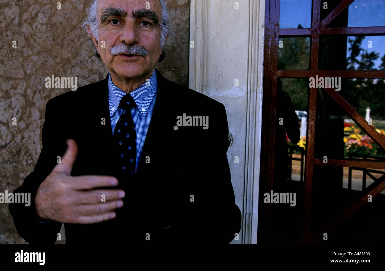 Maire de Nicosie grec Lellos Demetriades en dehors de son bureau Banque D'Images