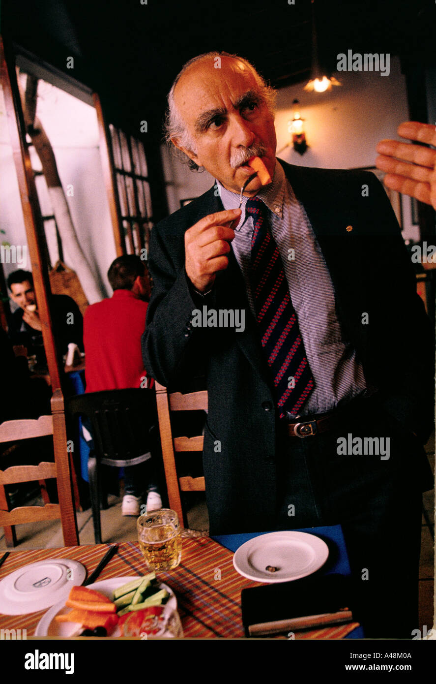 Maire de Nicosie grec Lellos Demetriades manger une carotte dans son restaurant préféré Nicosia Banque D'Images