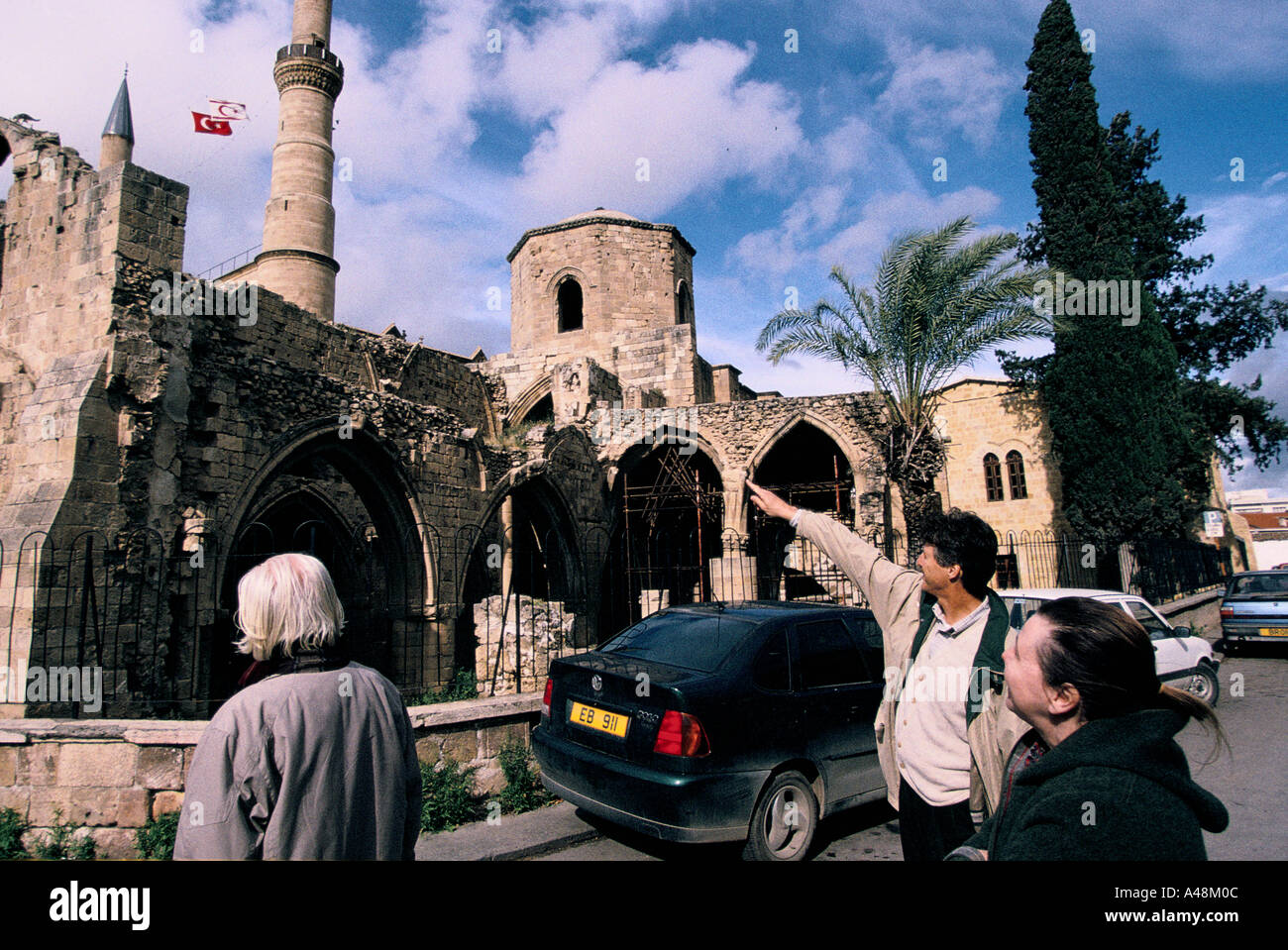 Les touristes à la ligne verte qui divise Nicosie Chypre Banque D'Images