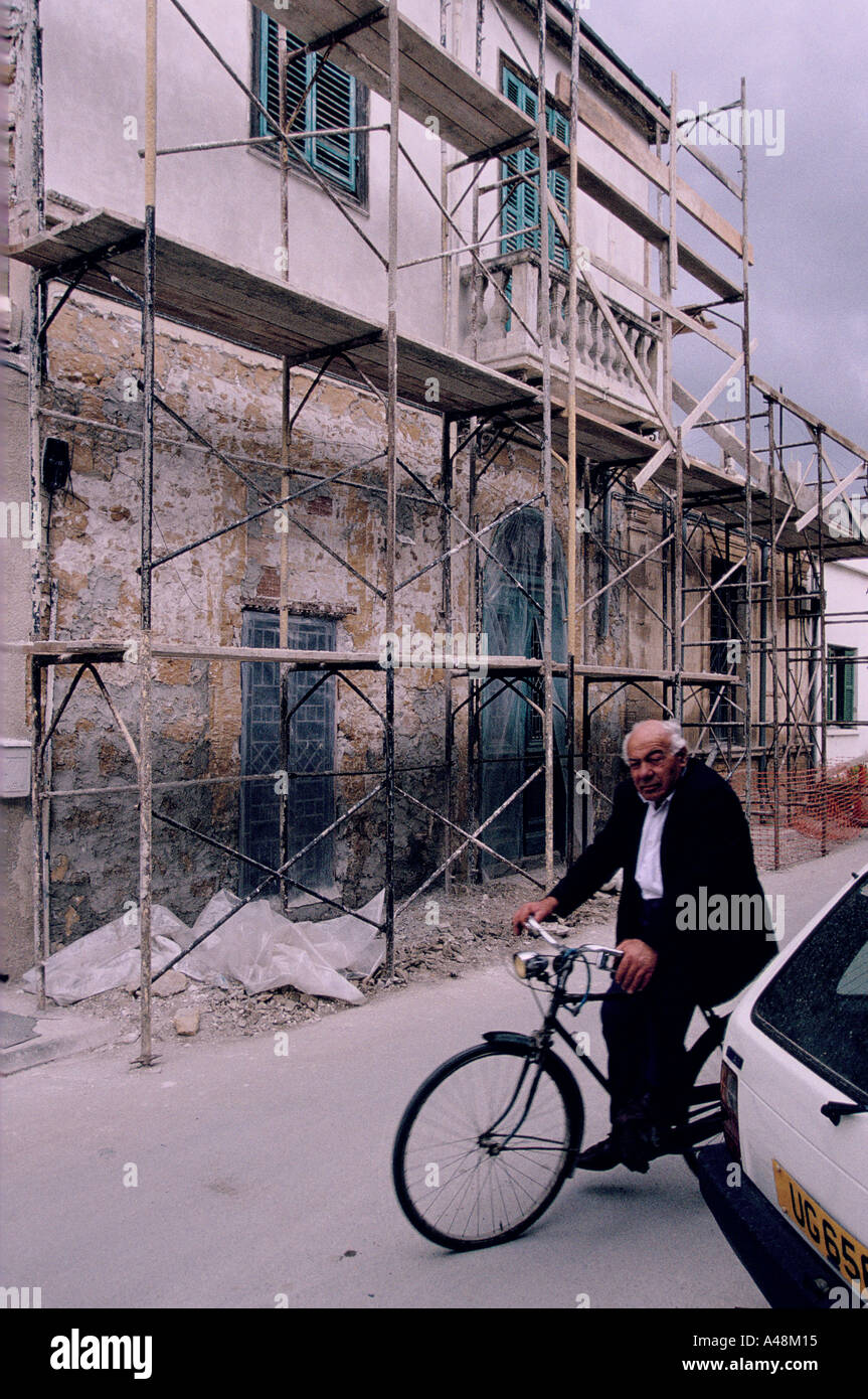La reconstruction d'Chrsaliniotissa dans Nicosie grecque le long du côté de la ligne verte Banque D'Images
