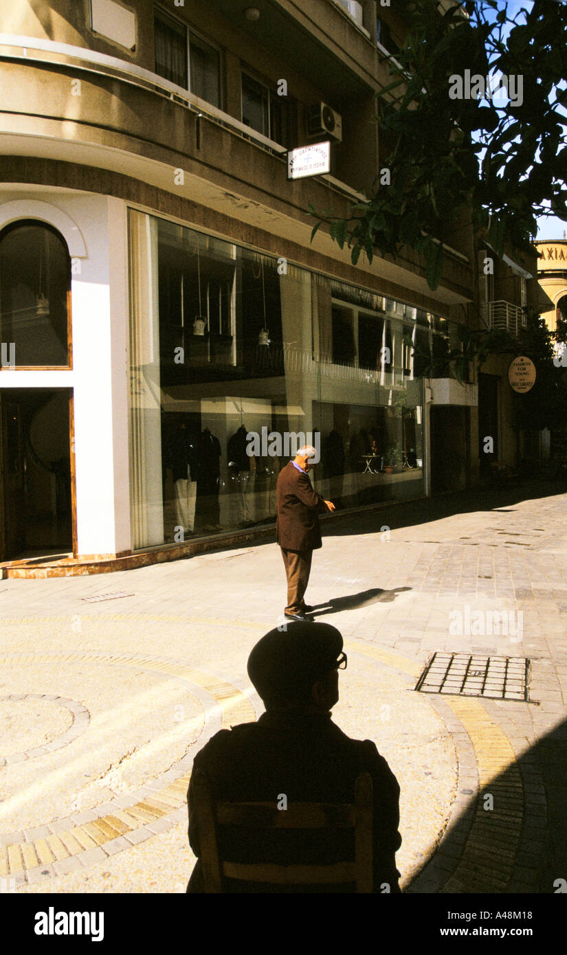 Un homme dans la rue Ledra à côté de la ligne verte à Nicosie Chypre Banque D'Images