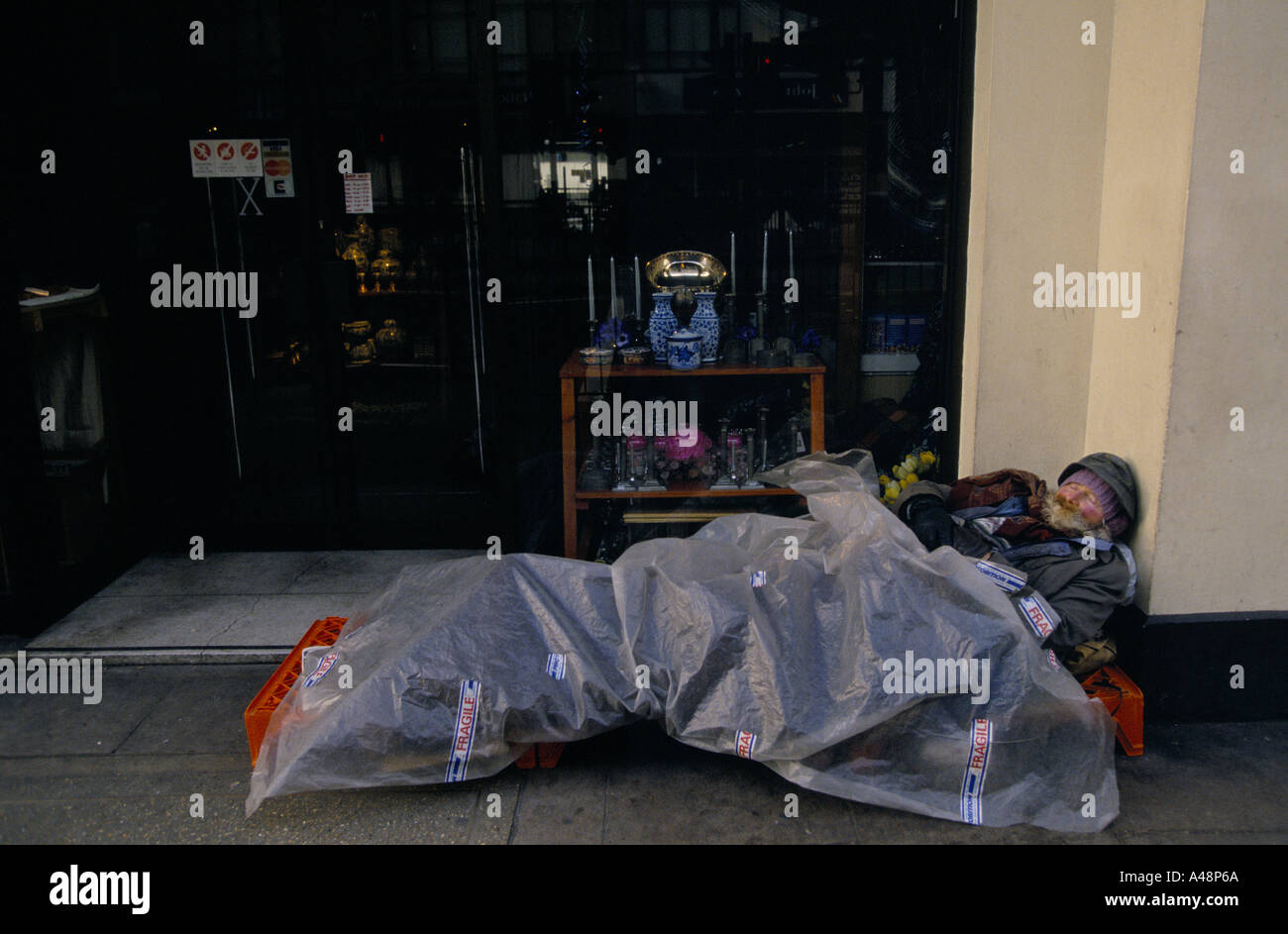 Sans-abri dorment dans la rue dans une porte sur le brin central London Banque D'Images