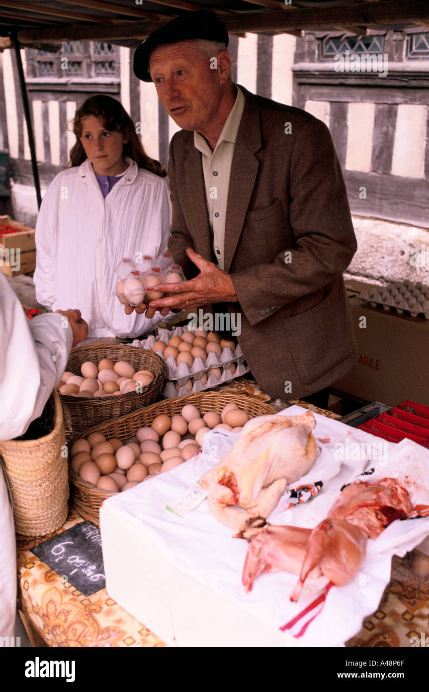 Les bouchers caler au marché hebdomadaire à Honfleur Normandie France Banque D'Images