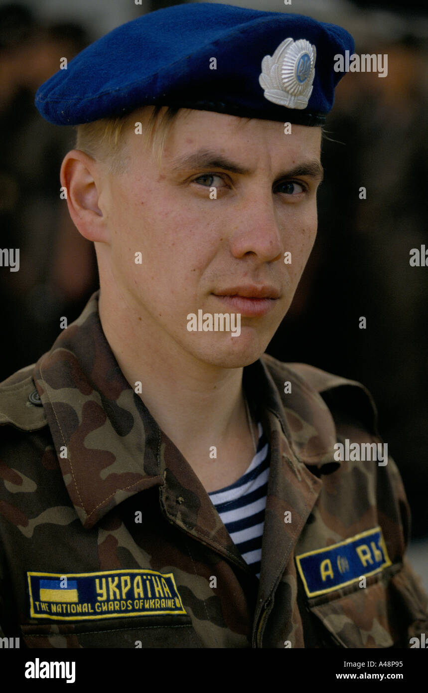 Portrait d'une recrue à la garde nationale training camp Sébastopol en Ukraine. Banque D'Images
