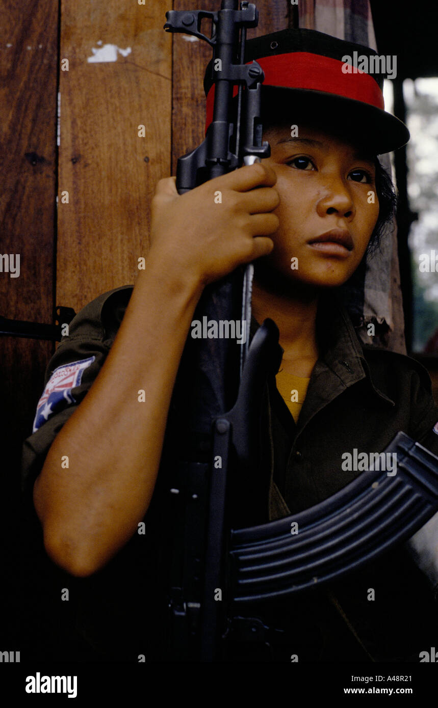 Portrait de femme soldat karen avec AK 47 Birmanie manerplaw. Banque D'Images