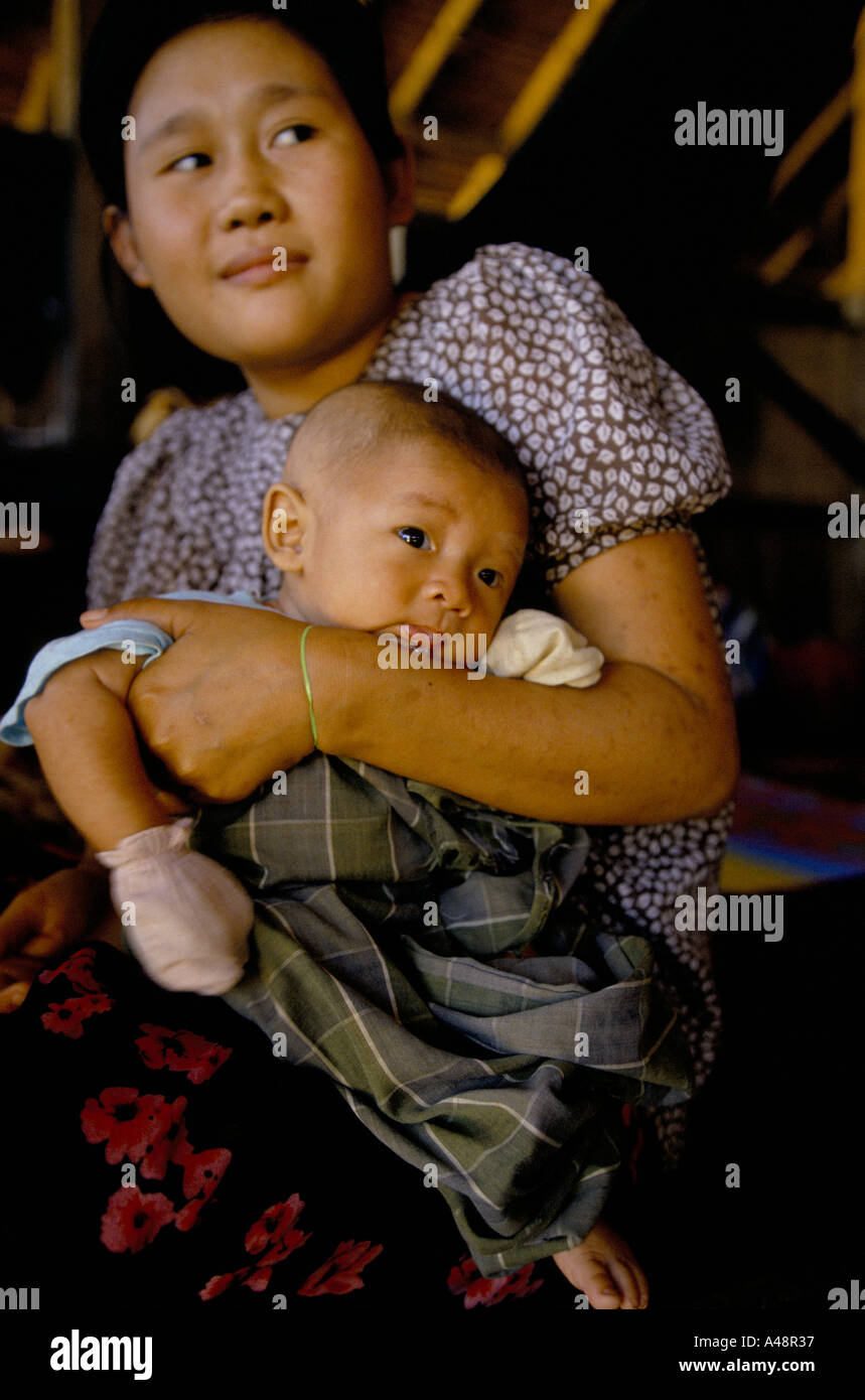 Une femme réfugiée karen avec son enfant à la clinique Mae Tao Banque D'Images