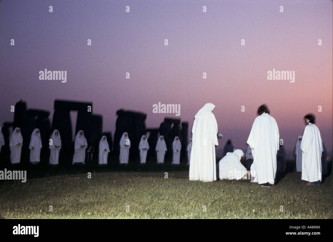 Un groupe de druides célébrer le lever du soleil au solstice d'été à Stonehenge Banque D'Images