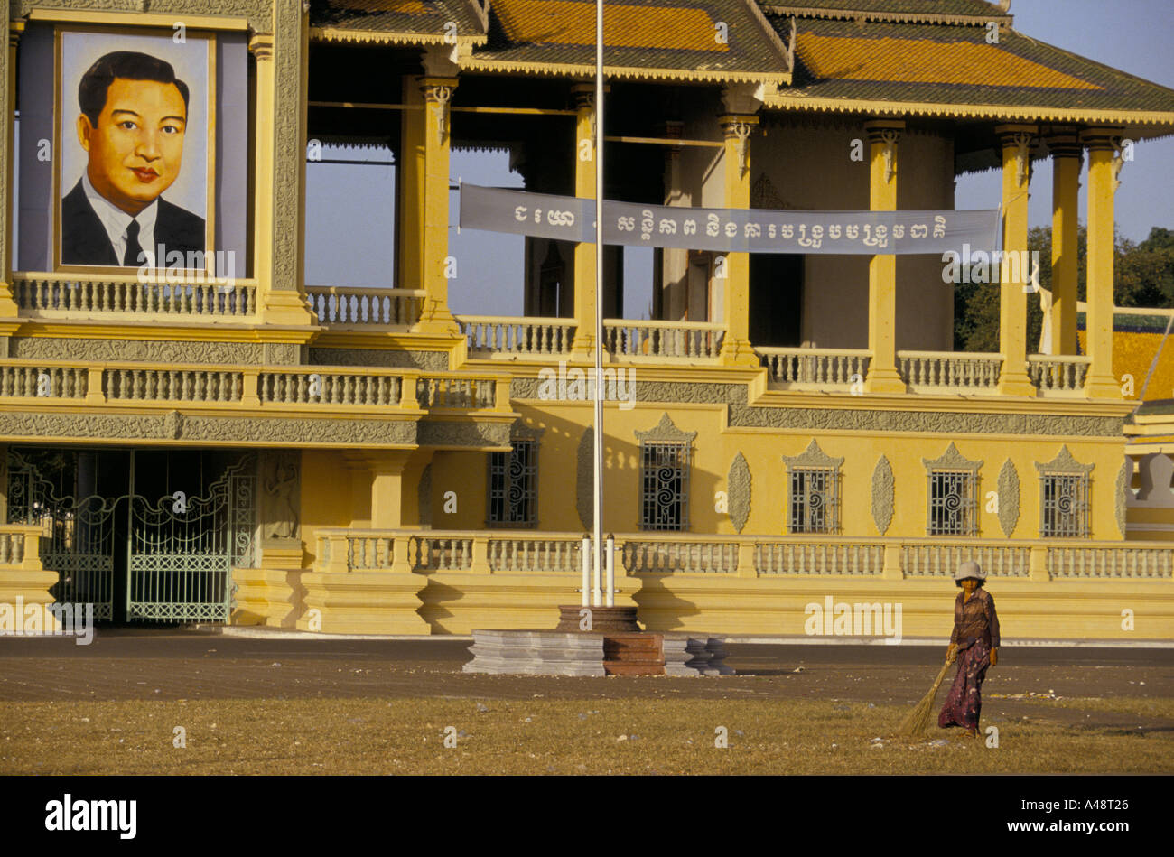 Un palais royal à Phnom Penh avec une fresque géante du Prince Sihanouk Banque D'Images