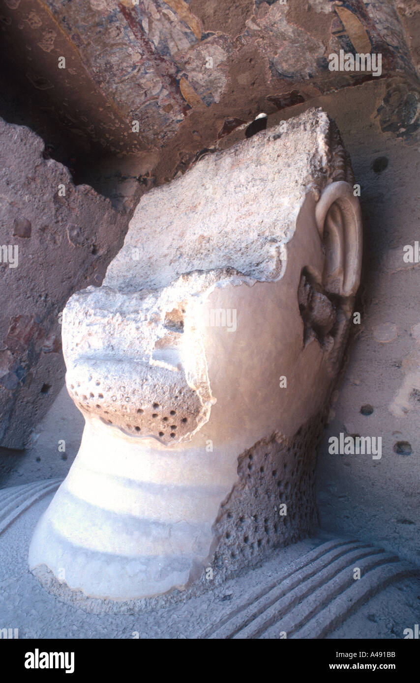 Petite tête de Bouddha 38 mètres 125 pieds de haut Afghanistan Bamiyan  détruits par les Talibans en mars 2001 Photo Stock - Alamy