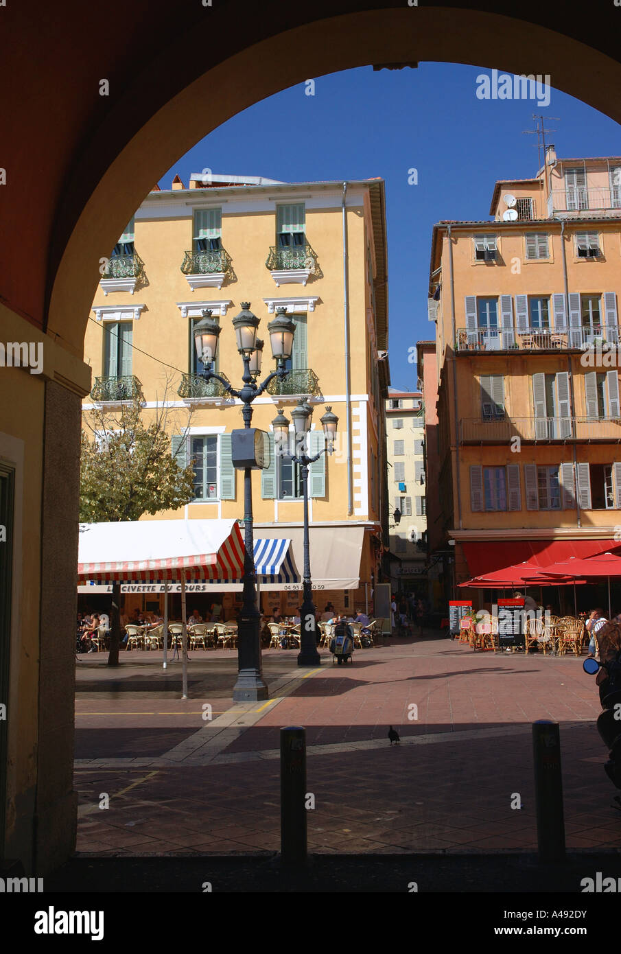 Archway menant à coloré marché aux fleurs Cours Saleya Vieux Vieux Nice Côte d'Azur Cote d Azur France Europe du Sud Banque D'Images