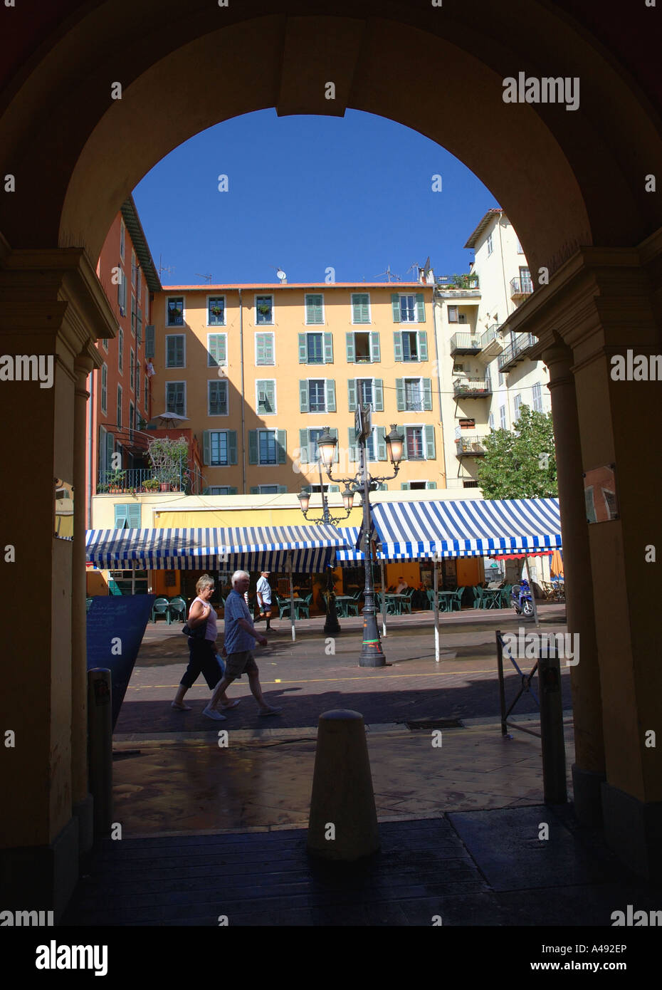 Archway menant à coloré marché aux fleurs Cours Saleya Vieux Vieux Nice Côte d'Azur Cote d Azur France Europe du Sud Banque D'Images