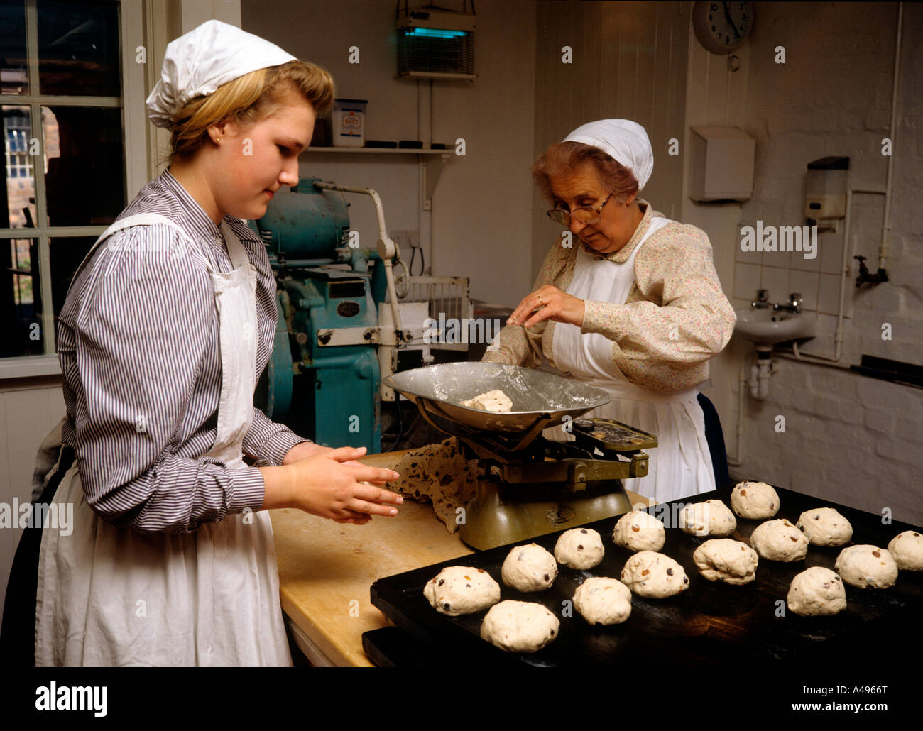 UK Shropshire Shifnal Blists Hill Museum women making pain aux fruits dans les boulangers Banque D'Images