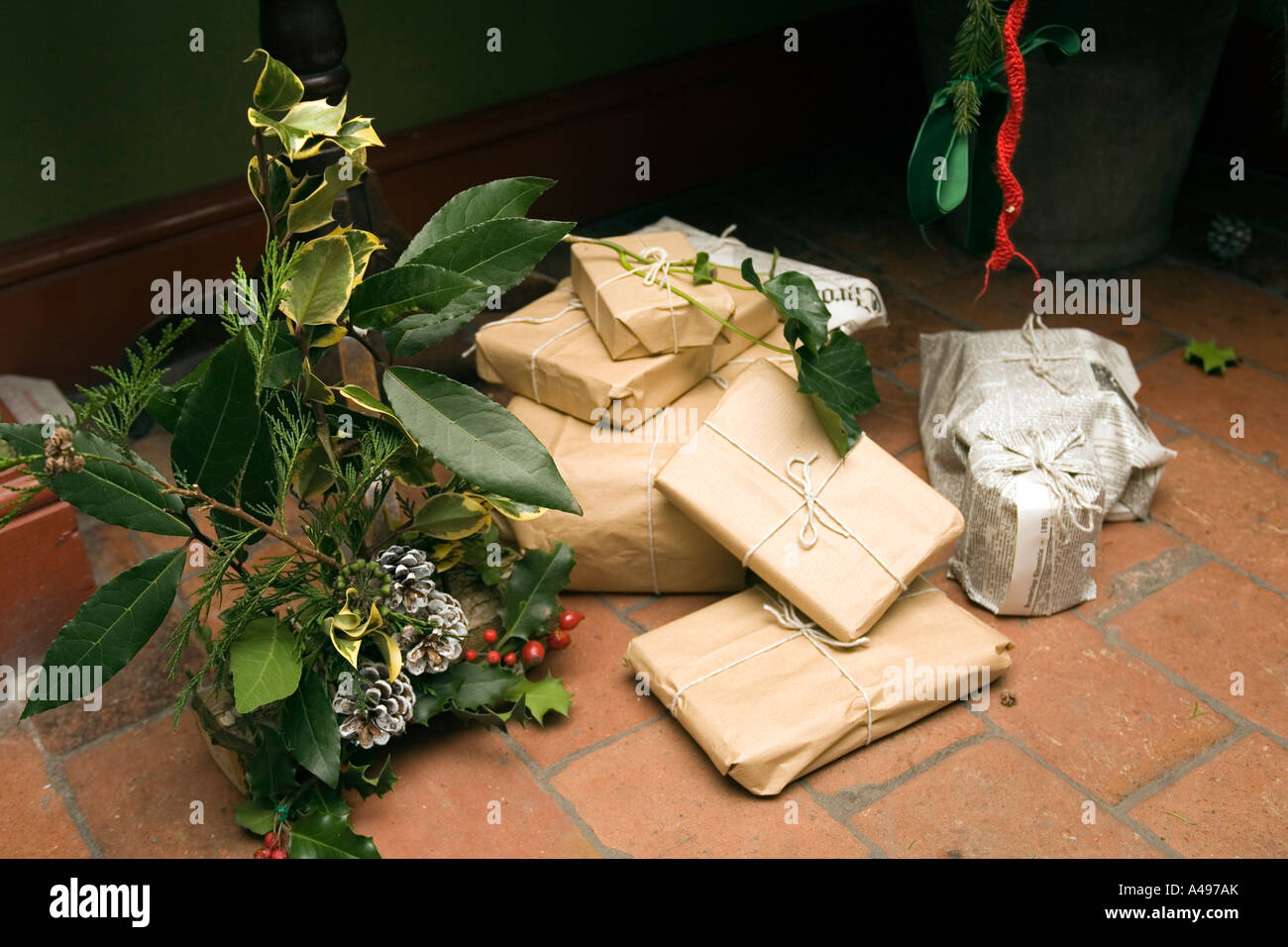 UK Shropshire Shifnal Blists Hill museum Shelton péage simplement wrapped presents under Christmas Tree Banque D'Images