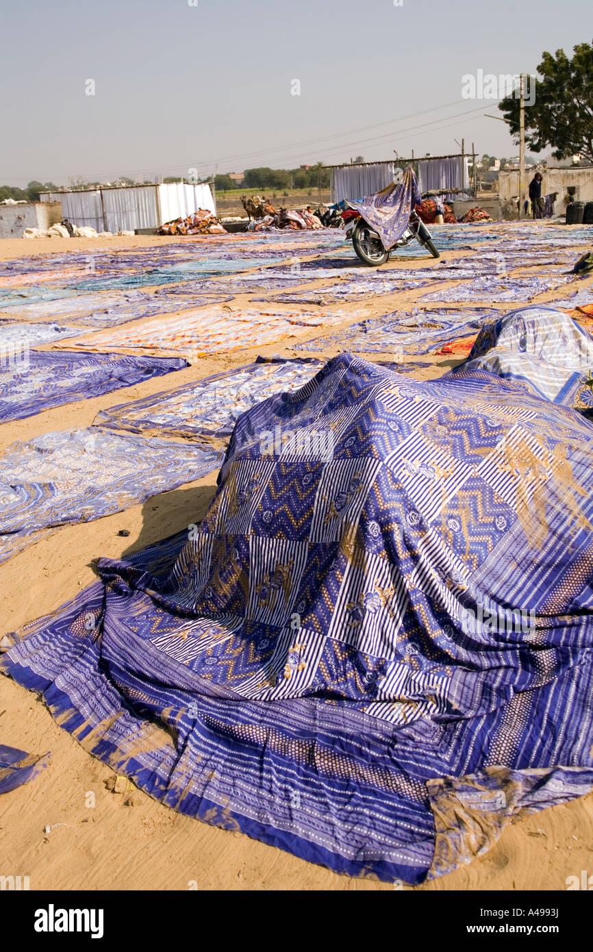 Inde Rajasthan artisanat tissu textile Sanganer séchant au soleil sur de hautes étagères et sur le sable Banque D'Images