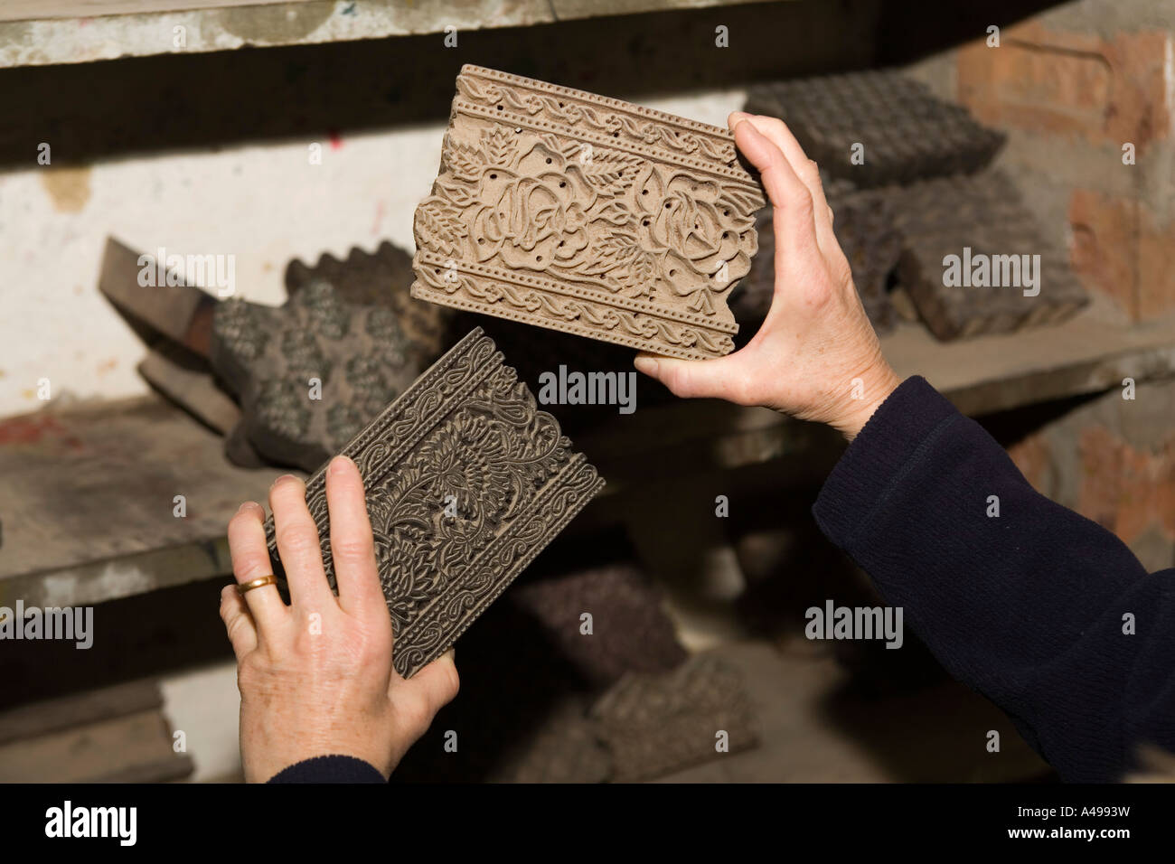 Inde Rajasthan crafts Sanganer village western hands holding part couper des blocs d'impression textile Banque D'Images