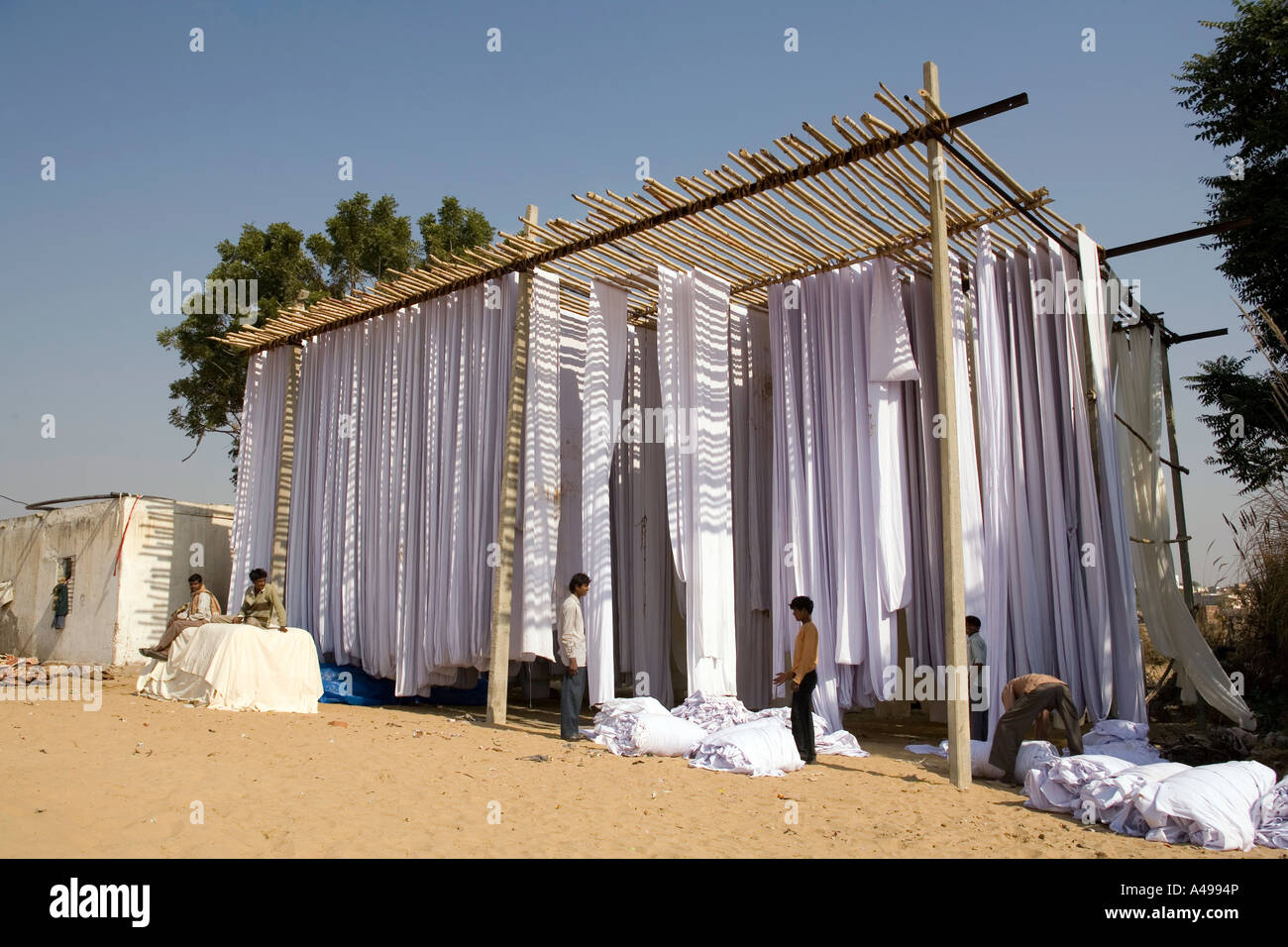 Inde Rajasthan artisanat textiles Sanganer tissu transformés en plein air de séchage au soleil sur des racks haute Banque D'Images