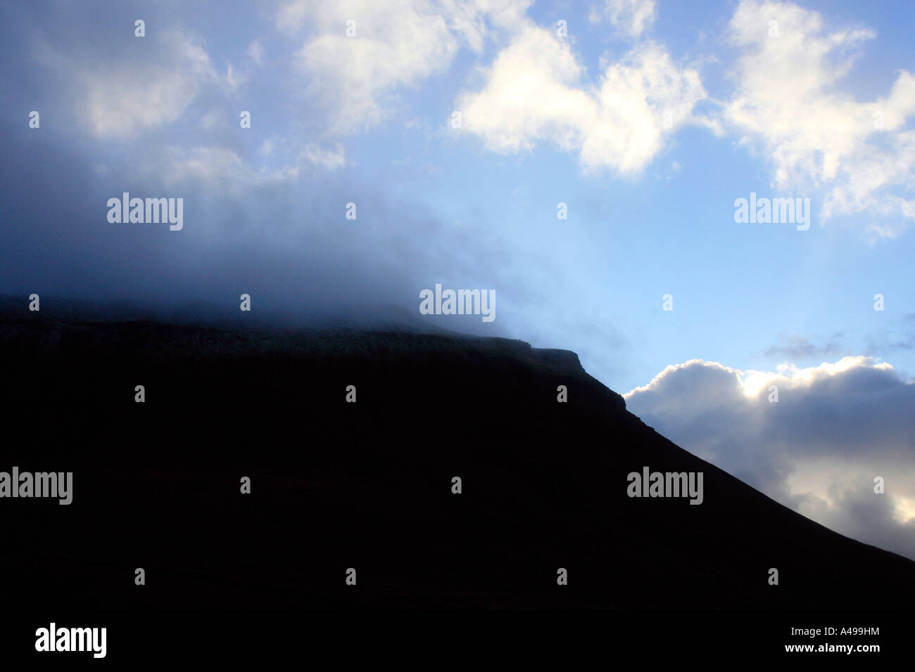 Soleil et nuage sur Ingleborough, Yorkshire Dales Banque D'Images