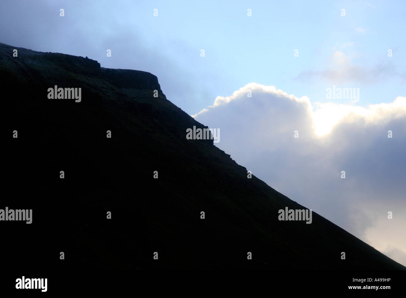 Soleil et nuage sur Ingleborough, Yorkshire Dales Banque D'Images