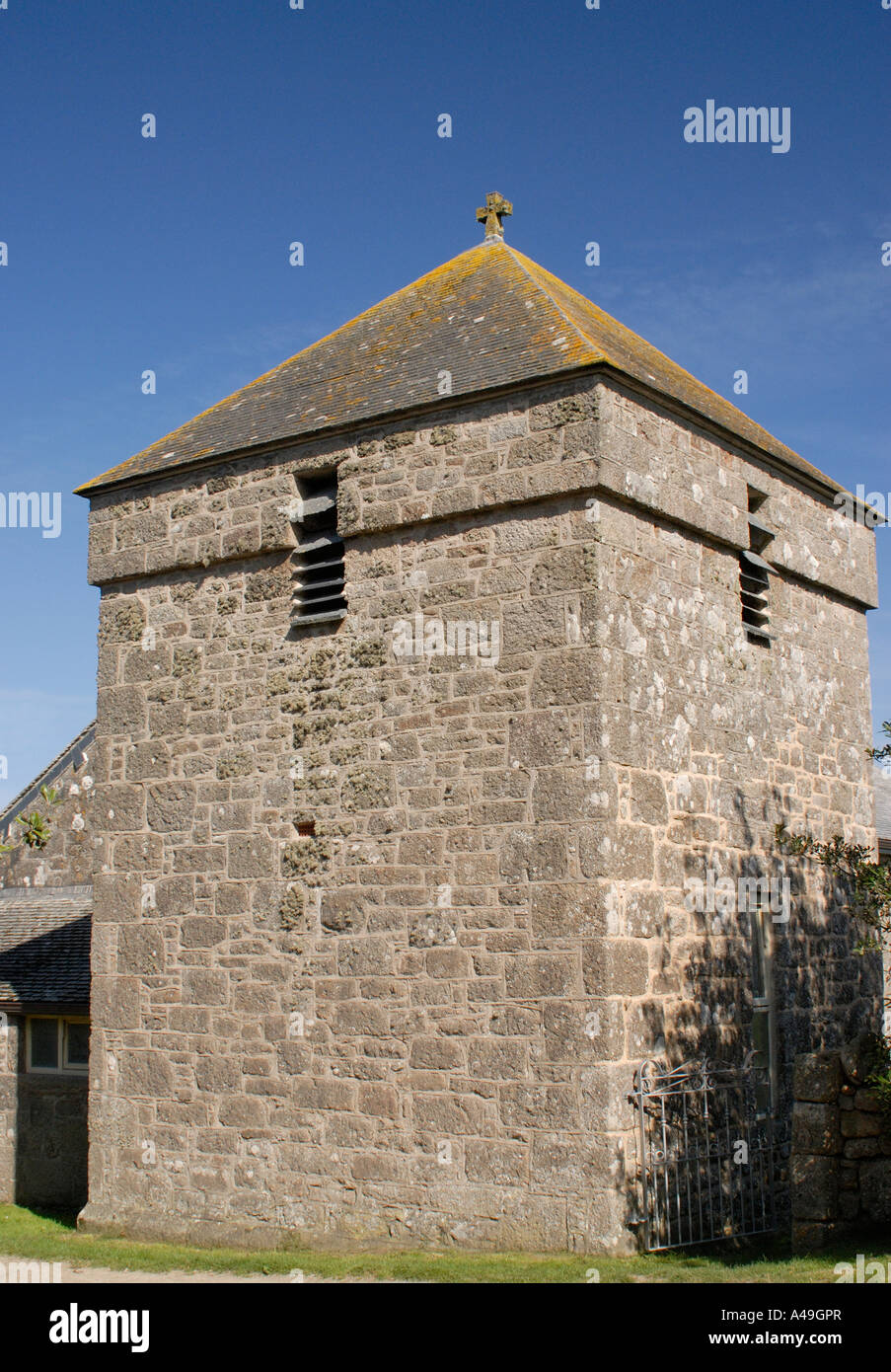 La tour en pierre de l'église Saint Tous Bryher Îles Scilly, Angleterre Royaume-uni 17 Septembre 2006 Banque D'Images