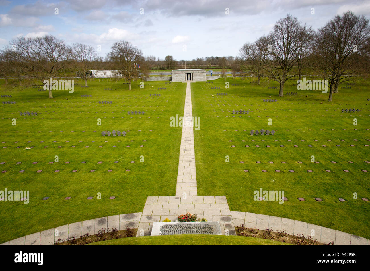 Vue depuis le tumulus central au cimetière militaire allemand à la Cambe Normandie France Banque D'Images