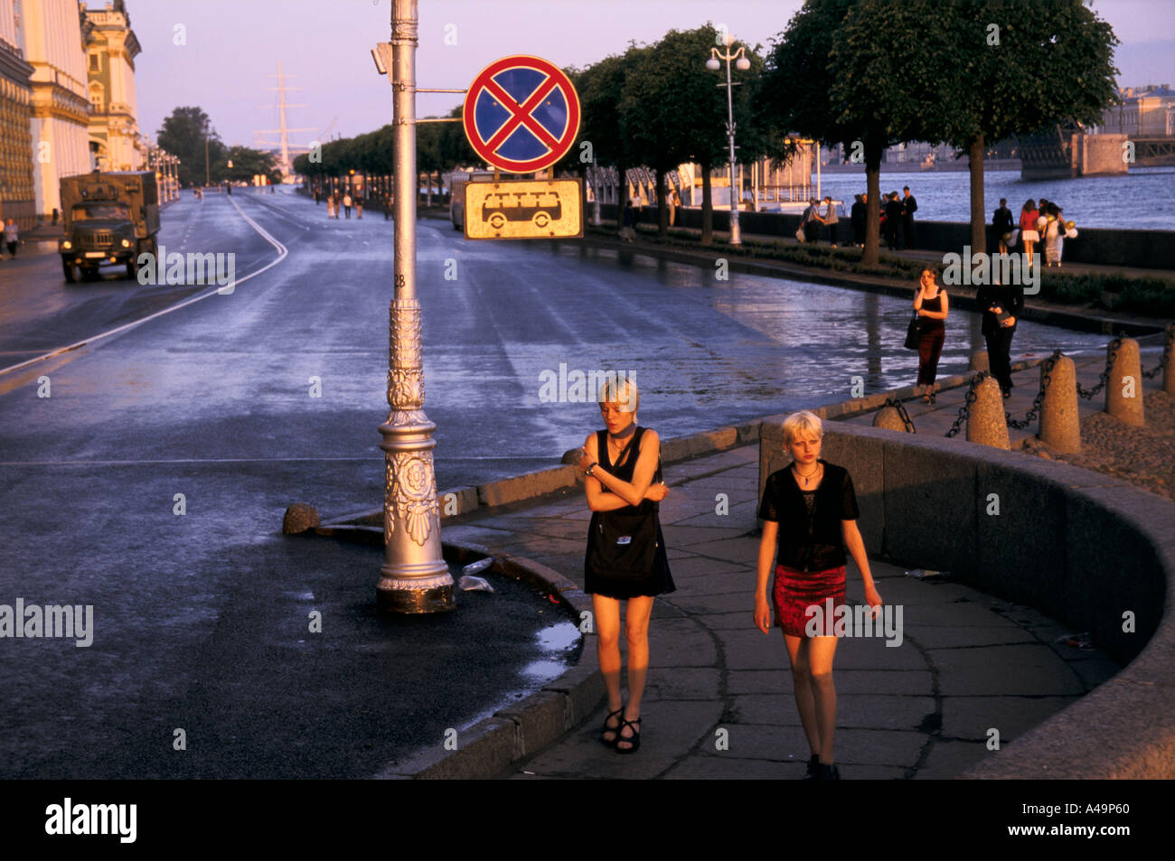 St Petersbourg Moscou à 5h00 le 22 juin adolescents quittent un rock festival célébrant la journée la plus longue st petersburg 1998 Banque D'Images