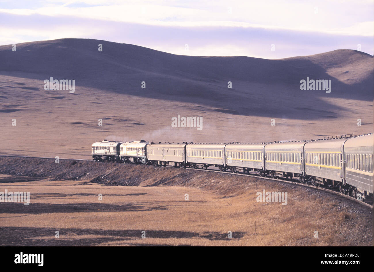 Trans siberian train train voyage à travers le paysage aride du désert de Gobi Mongolie 1997 Banque D'Images