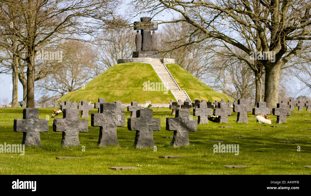 Tumulus Central tombe au cimetière militaire allemand à la Cambe Normandie France Photo Stock