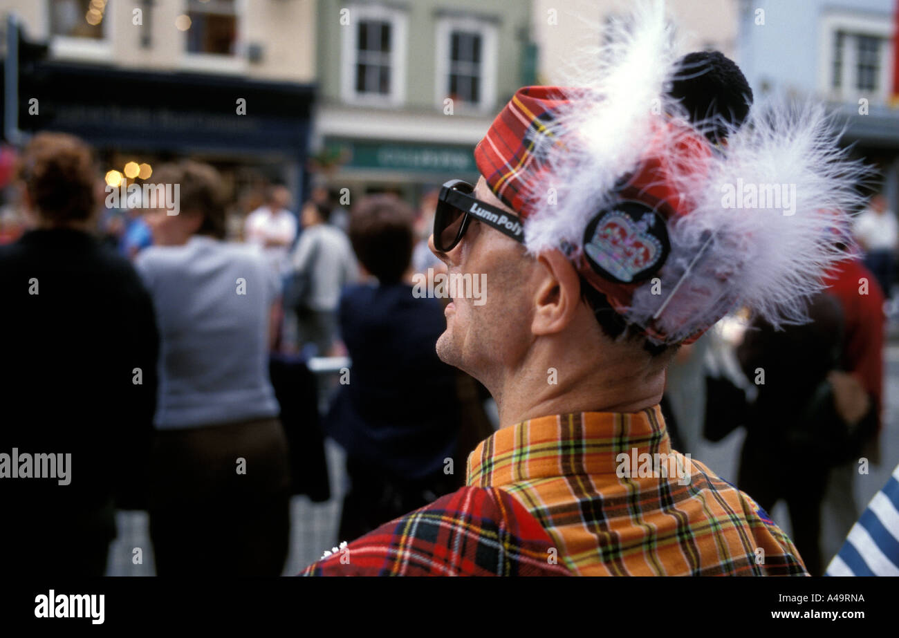Homme portant un bonnet écossais de plumes blanches regarder la procession  du mariage Royal Windsor Photo Stock - Alamy