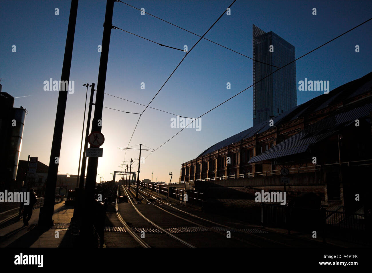 Lignes de tramway Metrolink, Mosley Street, avec l'hôtel Hilton, Beetham Tower, Manchester UK Banque D'Images