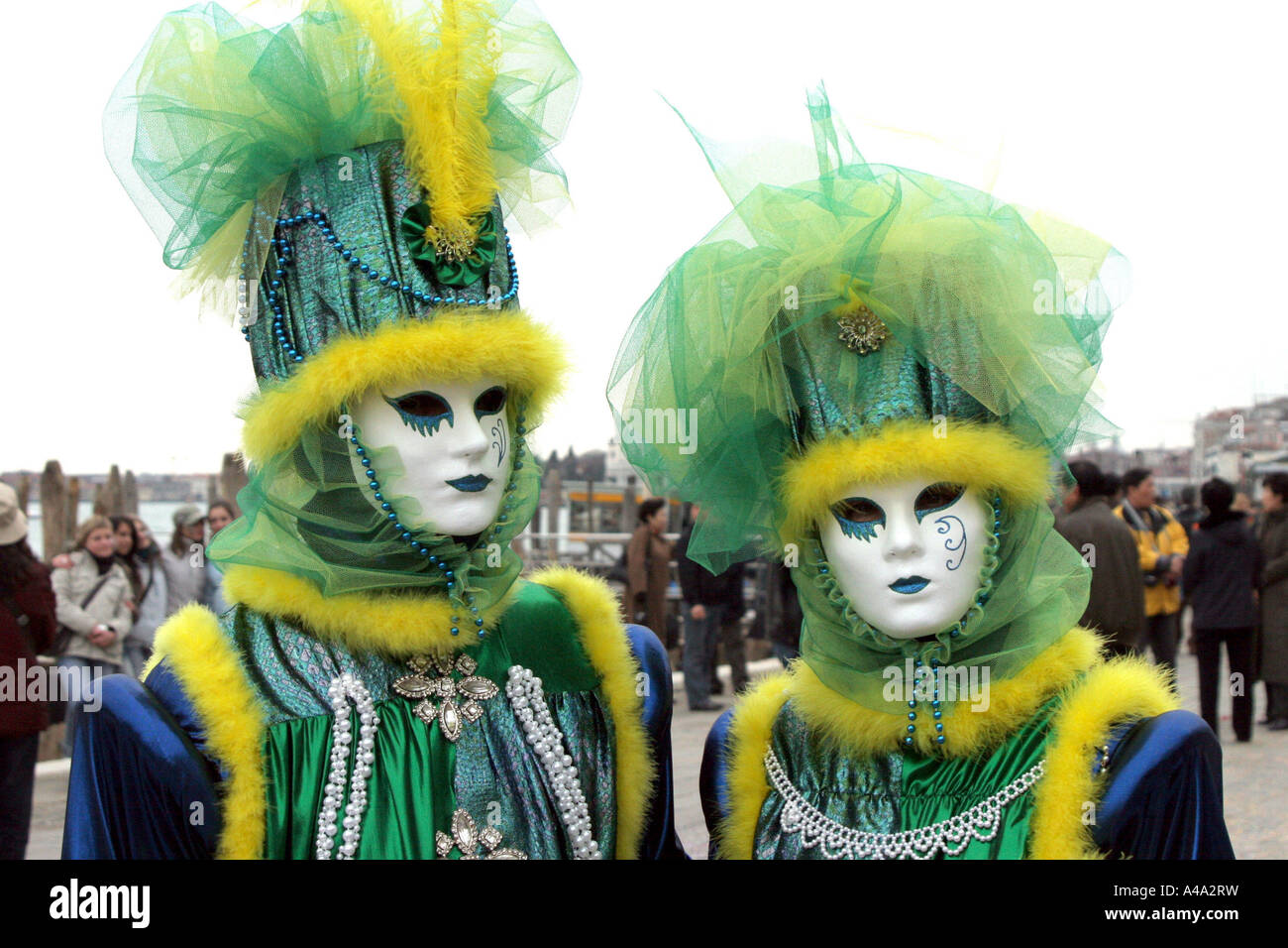 Les femmes avec masque et costume au Carnaval de Venise, Italie Banque D'Images