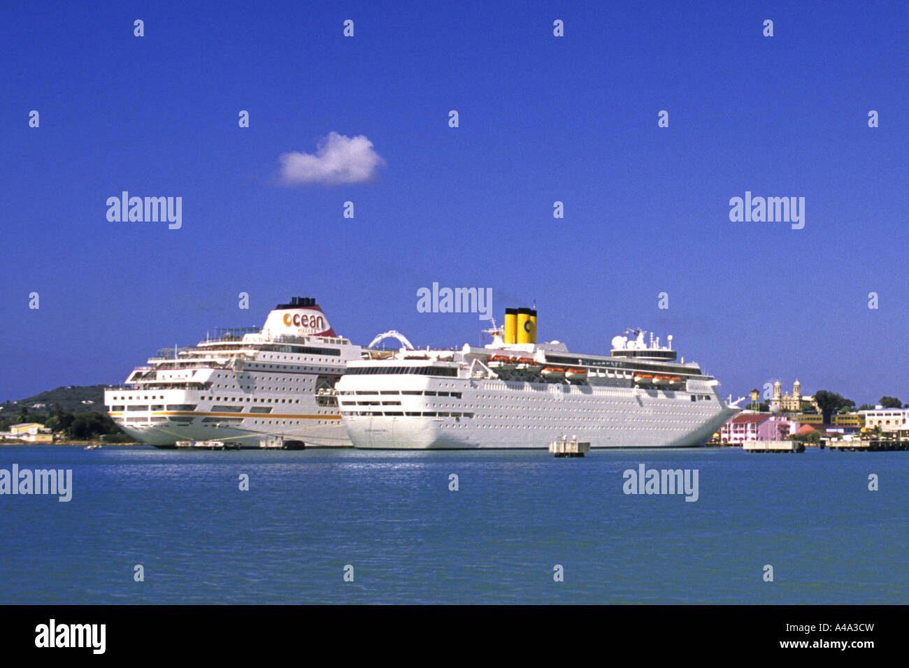 Des navires de croisière dans le port de Saint John's, Antigua-et-Barbuda Banque D'Images