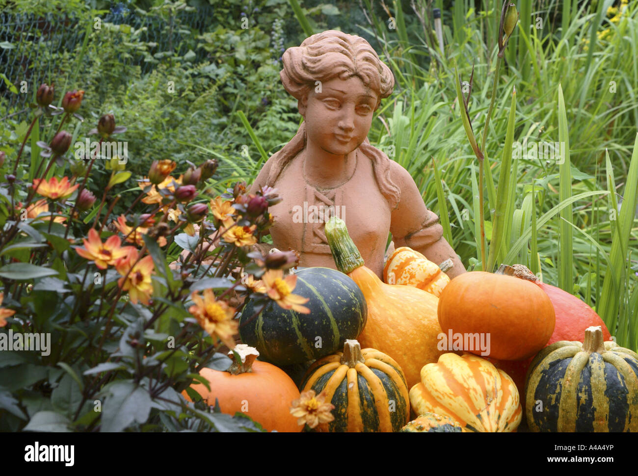 Sculpture de jardin avec fleurs et de citrouilles Banque D'Images