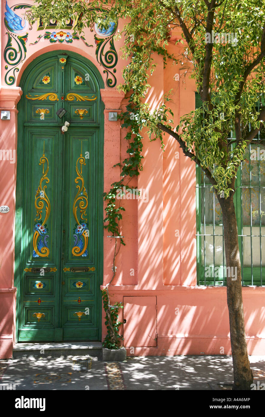 Porte Verte maison rose Banque D'Images