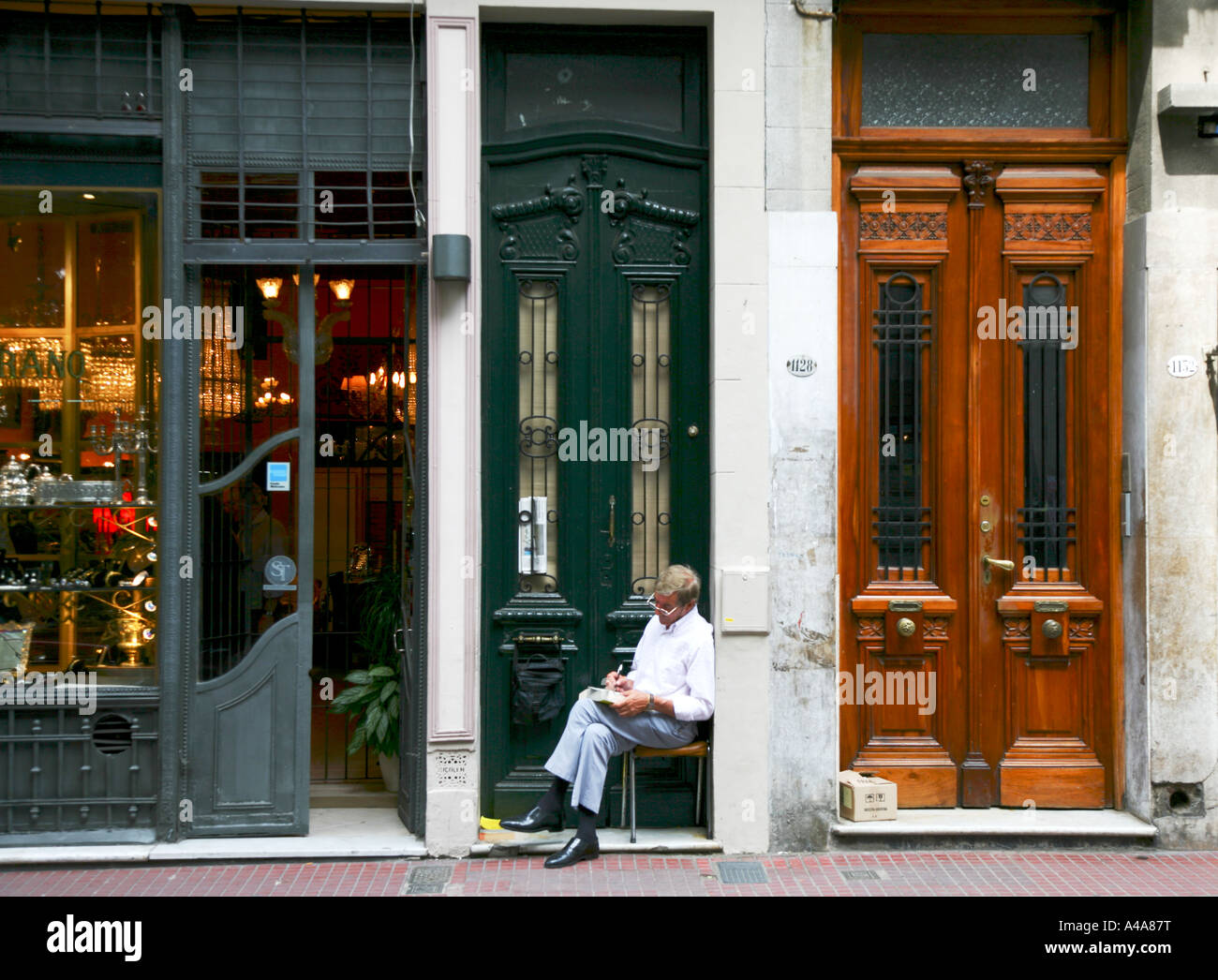 La lecture de l'homme à l'extérieur de l'atelier de papier à Buenos Aires, Argentine Banque D'Images
