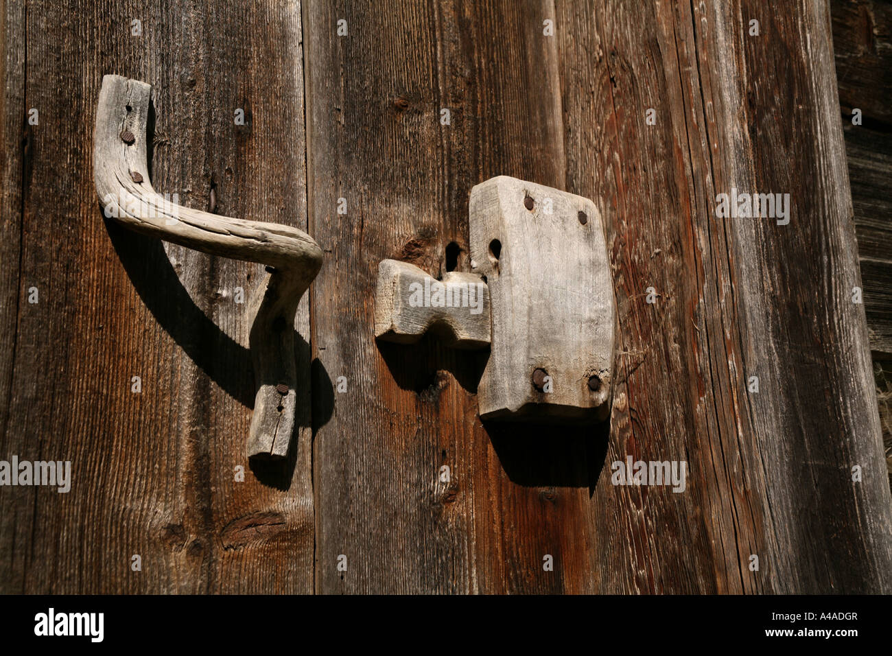 Verrouillage de poignée en bois et ancienne maso Valle dei Mocheni Trentin-Haut-Adige Italie Banque D'Images