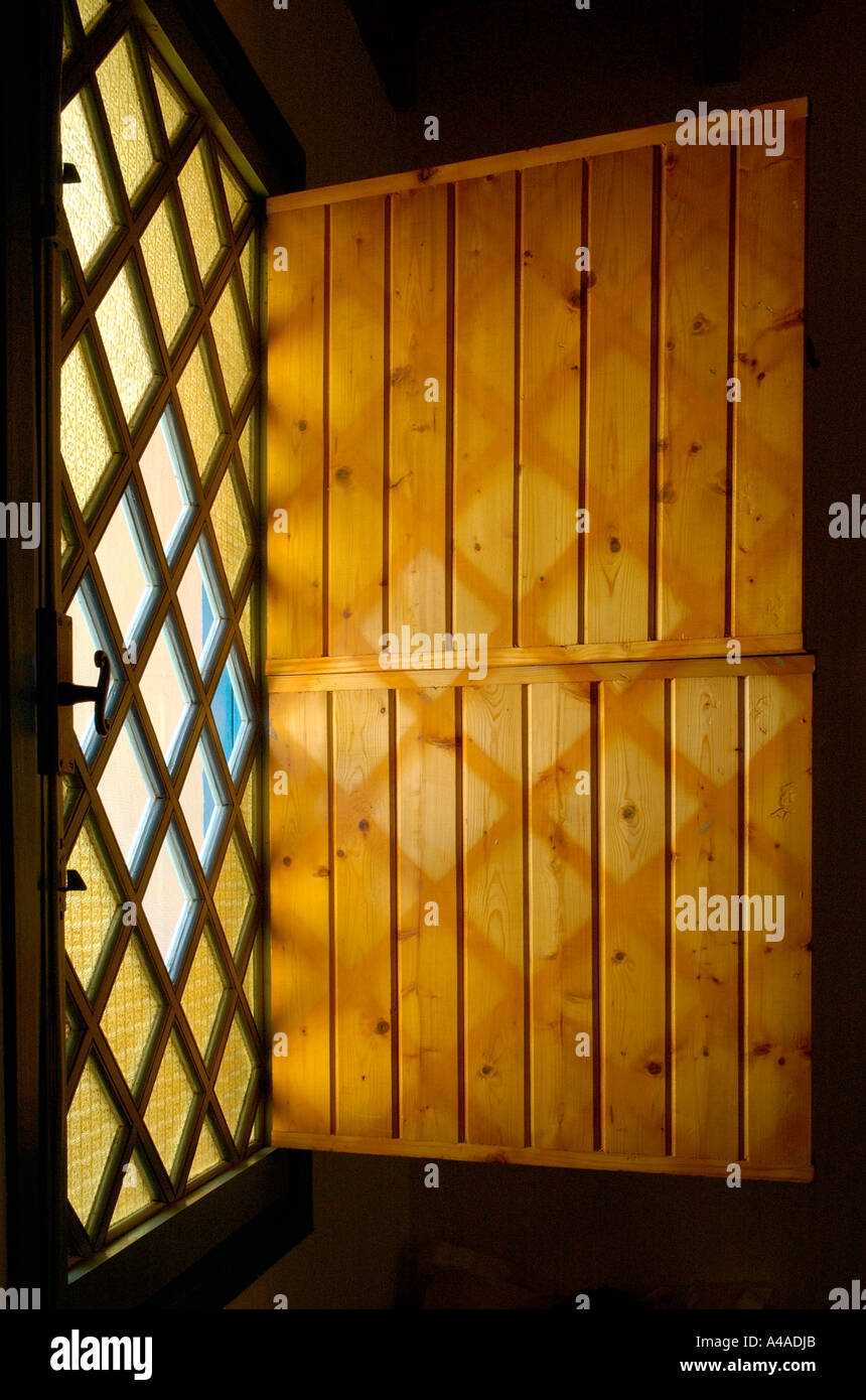 Fenêtre et ombres sur obturateur, Moroccan house Banque D'Images