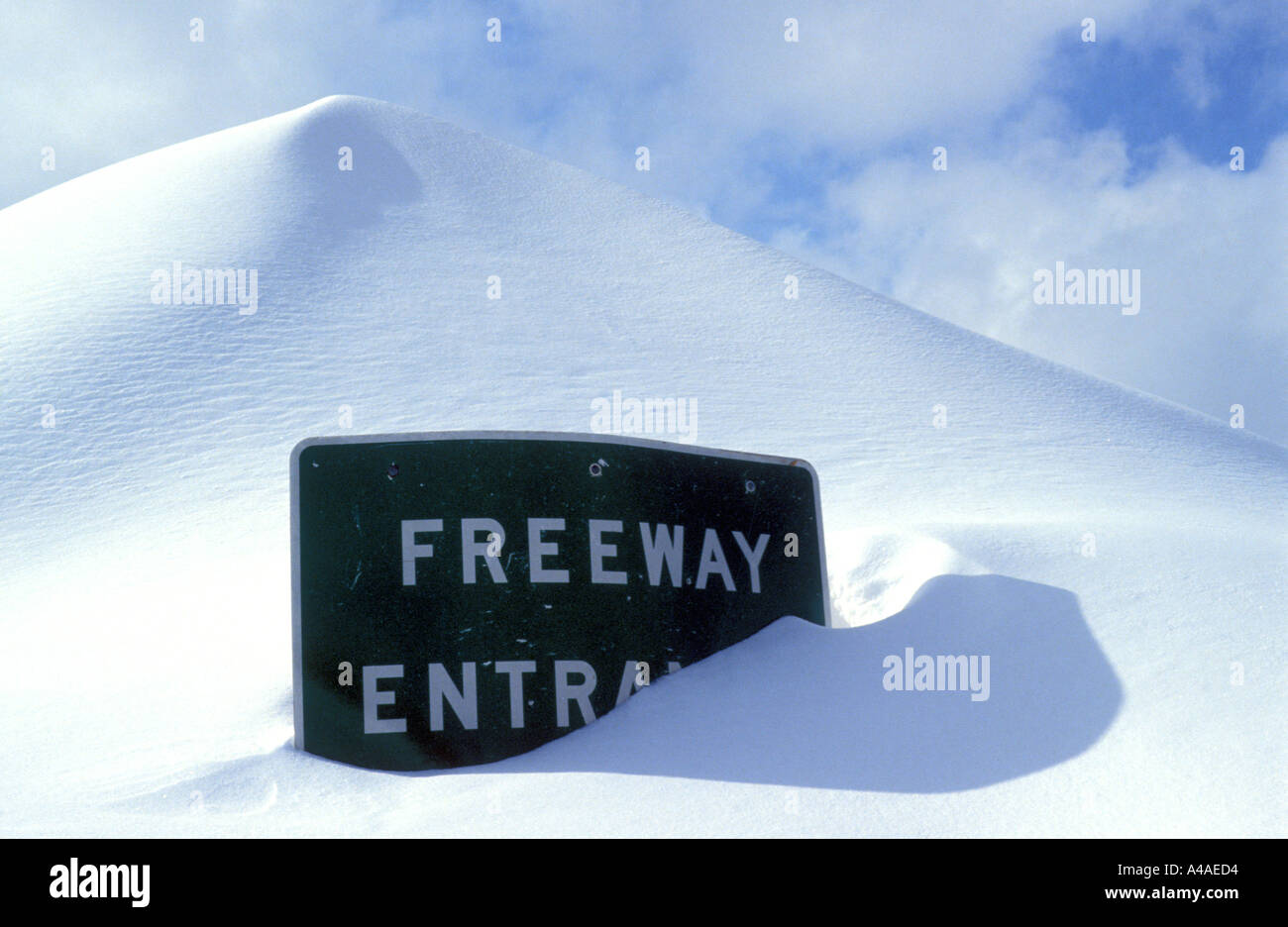 Signe d'autoroute de la moitié enterré dans la neige California USA Banque D'Images