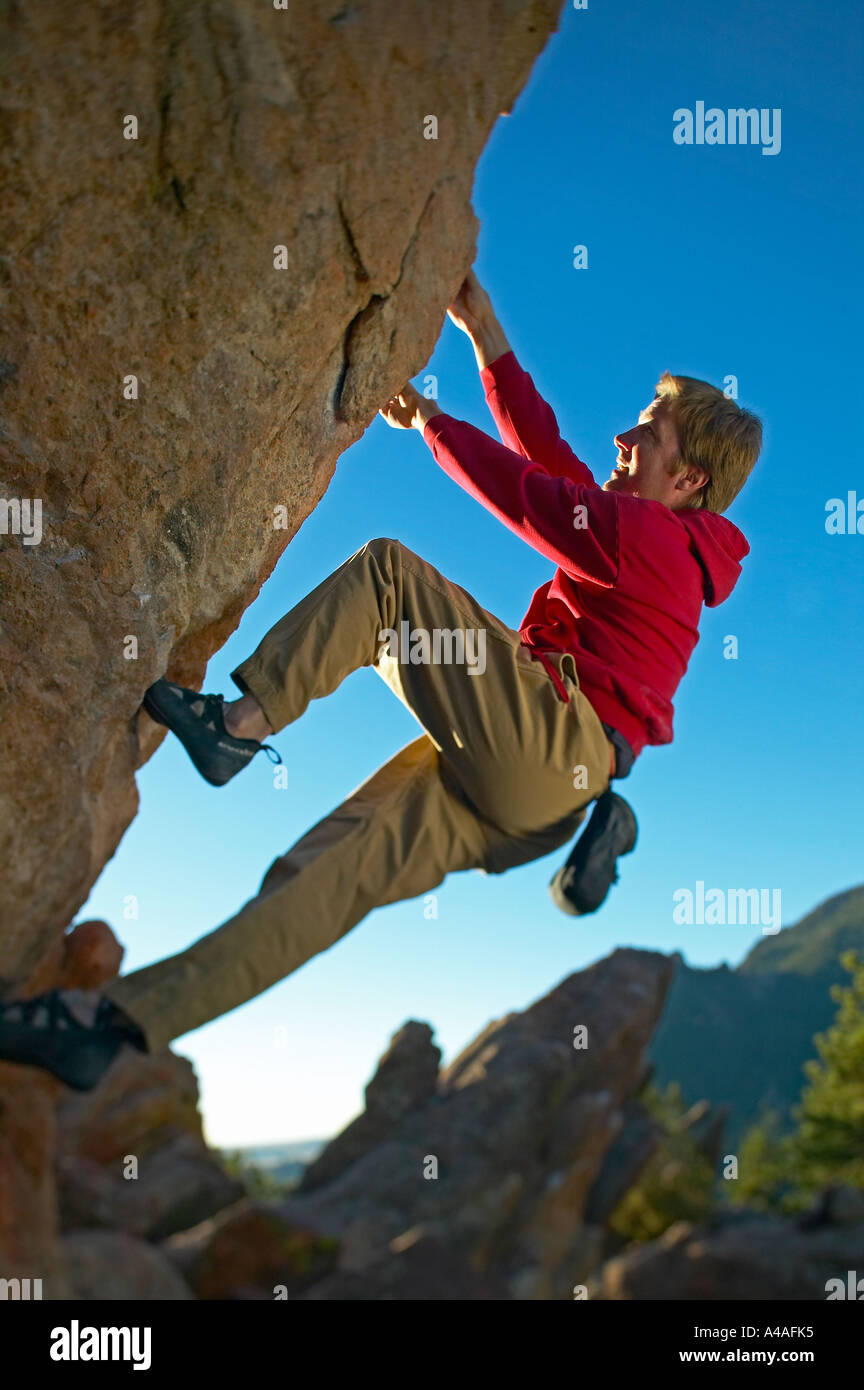 Attaquer l'homme en rouge rock bouldering Boulder Colorado veste Banque D'Images