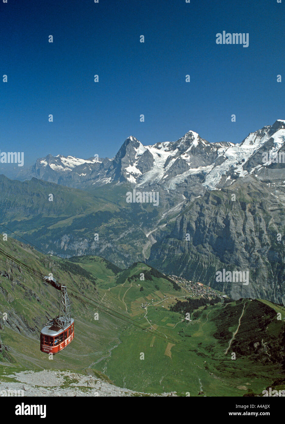Le téléphérique de Schilthorn visiteur prend sur le sommet restaurant Banque D'Images