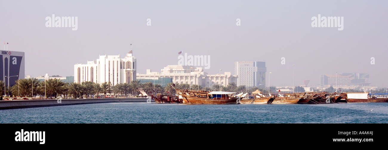 L'ancienne zone portuaire de Doha Qatar boutres amarrés avec Emir s Palace dans l'arrière-plan Banque D'Images