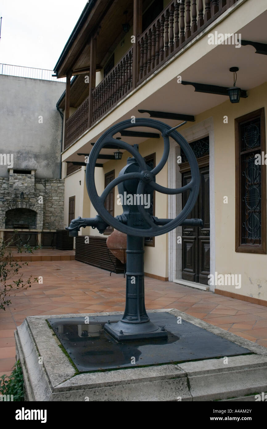 Ancienne pompe à eau à Pano Lefkara montagnes Troodos Chypre Banque D'Images