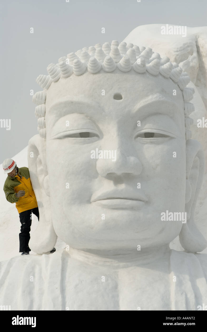 Le nettoyage de la neige de grand travailleur snow sculpture de Bouddha tête à Sapporo Sapporo Snow Festival 2006 Banque D'Images