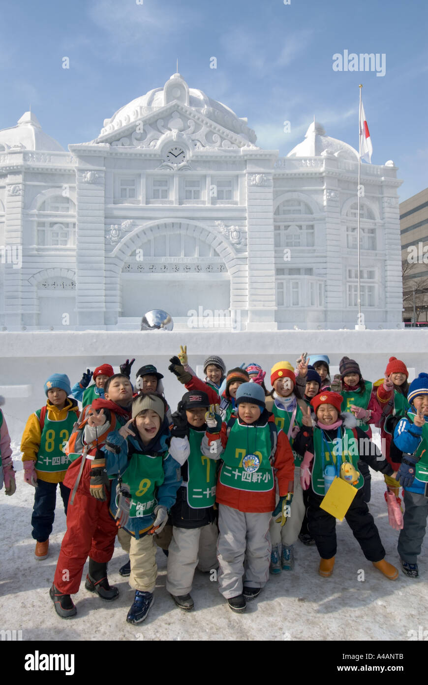 Groupe d'écoliers en face de snow sculpture de l'Australie s Flinders Street Gare à Sapporo Snow Festival 2006 Banque D'Images