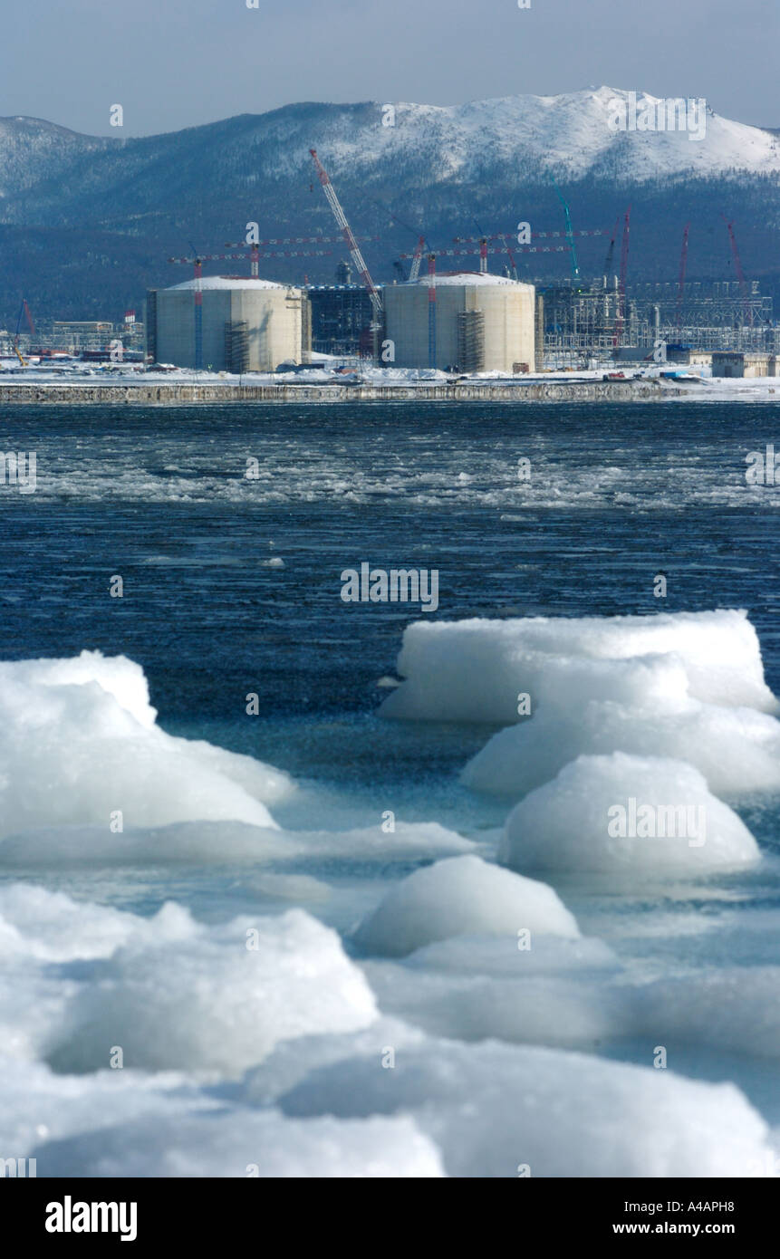 Construction de gaz naturel liquide de l'usine de traitement de gaz naturel liquéfié dans la baie d'Aniva sur l'île de Sakhalin Russia 2006 Banque D'Images