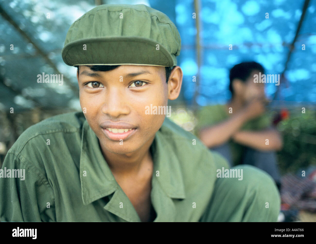 Portrait d'une guérilla Khmer Rouge en uniforme dans un camp des Khmers rouges au Cambodge près de la frontière avec le Cambodge. Banque D'Images