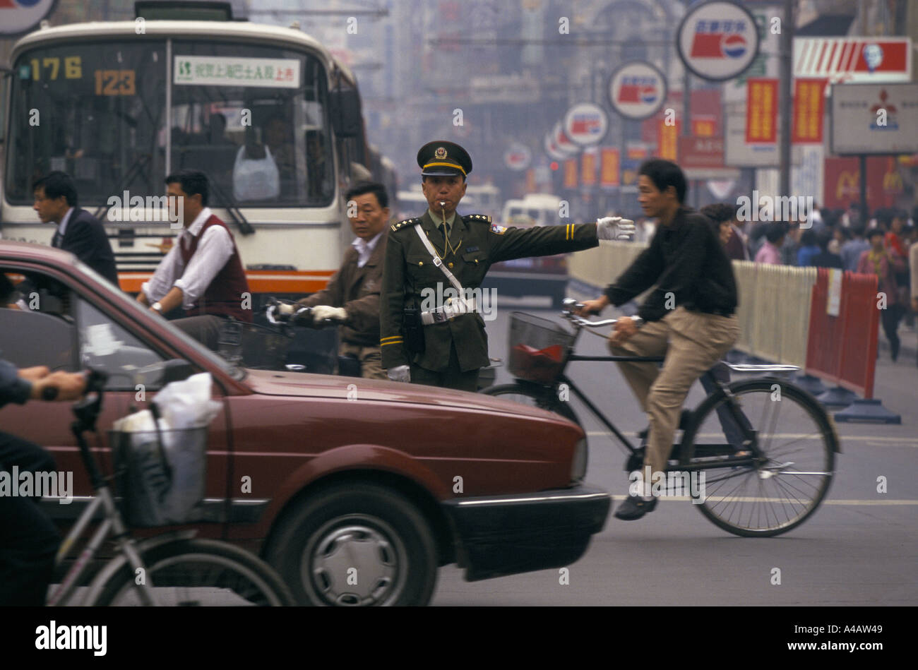 SHANGHAI - CHINE, POLICIER DIRIGEANT LA CIRCULATION, 1997 Banque D'Images