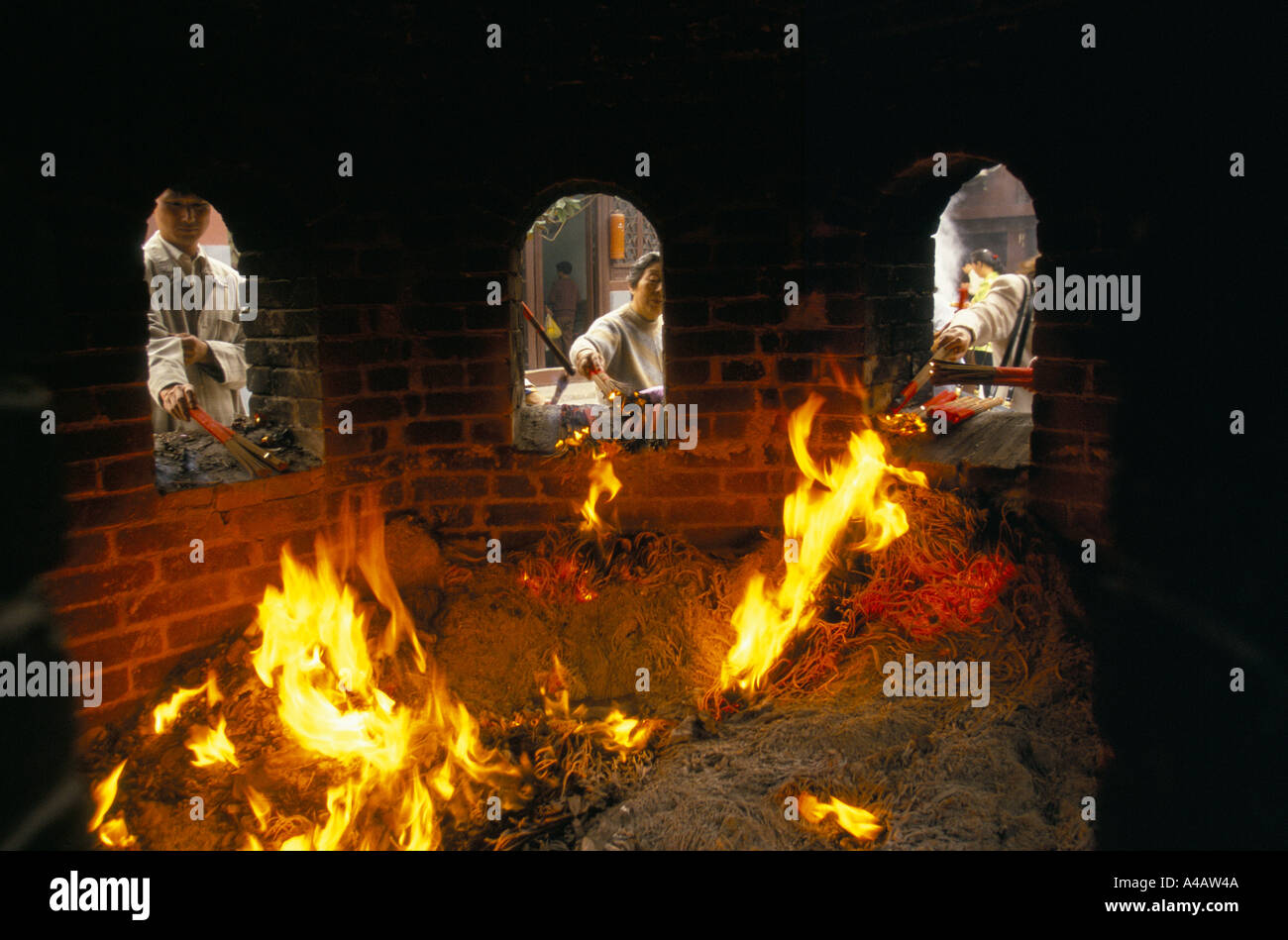 'SHANGHAI - CHINE', INCINÉRATION DE BÂTONS D'ENCENS USAGÉS, 1997 Banque D'Images