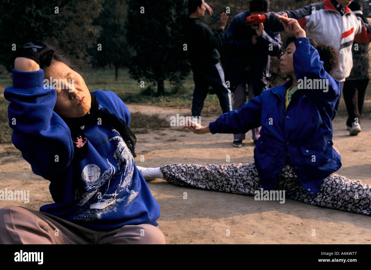 Beijing, Chine 1997 : Les femmes participe à une classe de tai chi tôt le matin au parc Ritan Banque D'Images